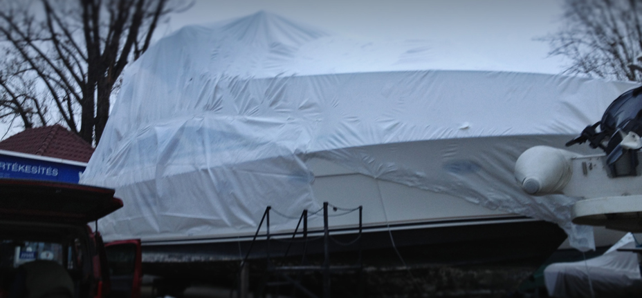 Hajófliázás, hajócsomagolás, hajófólia, zsugorfólia, hajó téliesítés, hajóponyva, zsugorfóliás hajócsomagolás