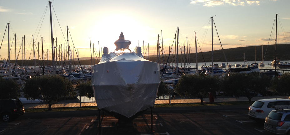 Hajófliázás, hajócsomagolás, hajófólia, zsugorfólia, hajó téliesítés, hajóponyva, zsugorfóliás hajócsomagolás