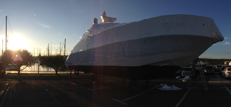 Hajófliázás, hajócsomagolás, hajófólia, zsugorfólia, hajó téliesítés, hajóponyva, zsugorfóliás hajócsomagolás