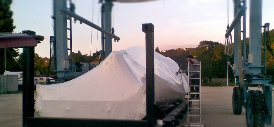 Hajófliázás, hajócsomagolás, hajófólia, zsugorfólia, hajó téliesítés, hajóponyva, zsugorfóliás hajócsomagolás